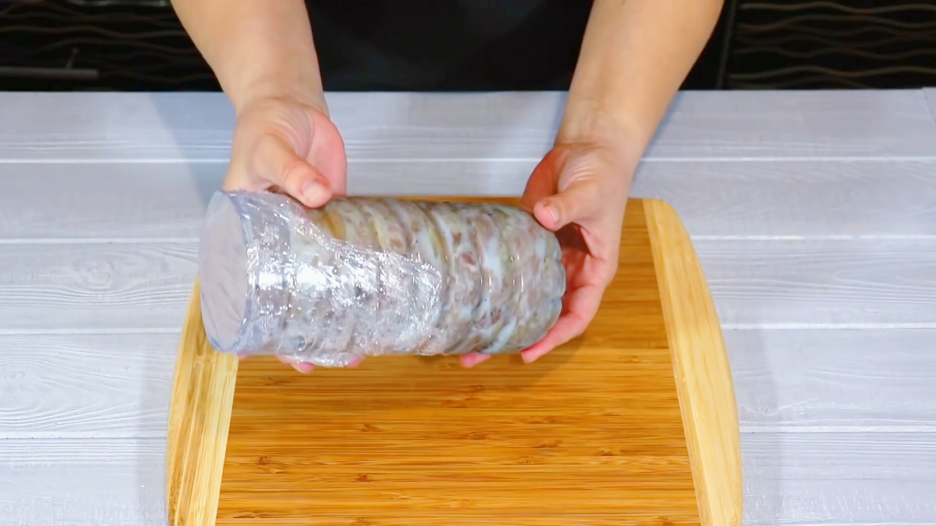 把猪肉装到矿泉水瓶子里，12小时后变成美味香肠，做法头一次见