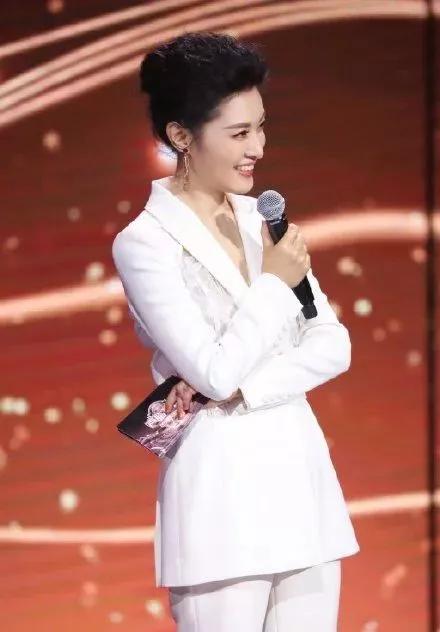 主持春晚16年周涛淡出台前，离婚后与路云再婚，今被丈夫宠成少女