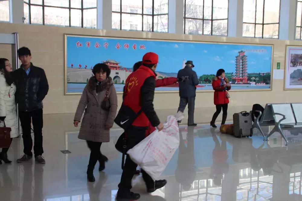 白银：爱心志愿者成为汽车站春运一道最亮风景线