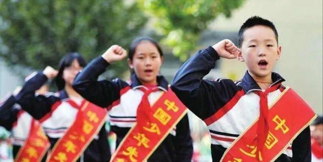 大惊小怪！浙江一小学给学生戴绿领巾引争议，网友：不是都戴过吗