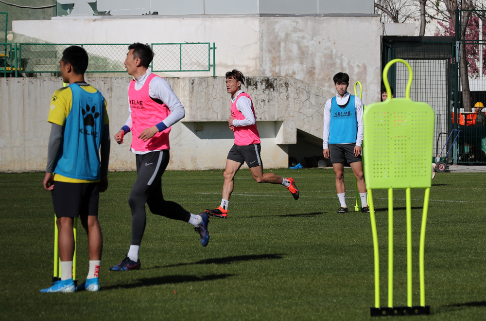 这不是穿越这是光阴的故事16年后前国奥大将王栋亮相红塔训练场