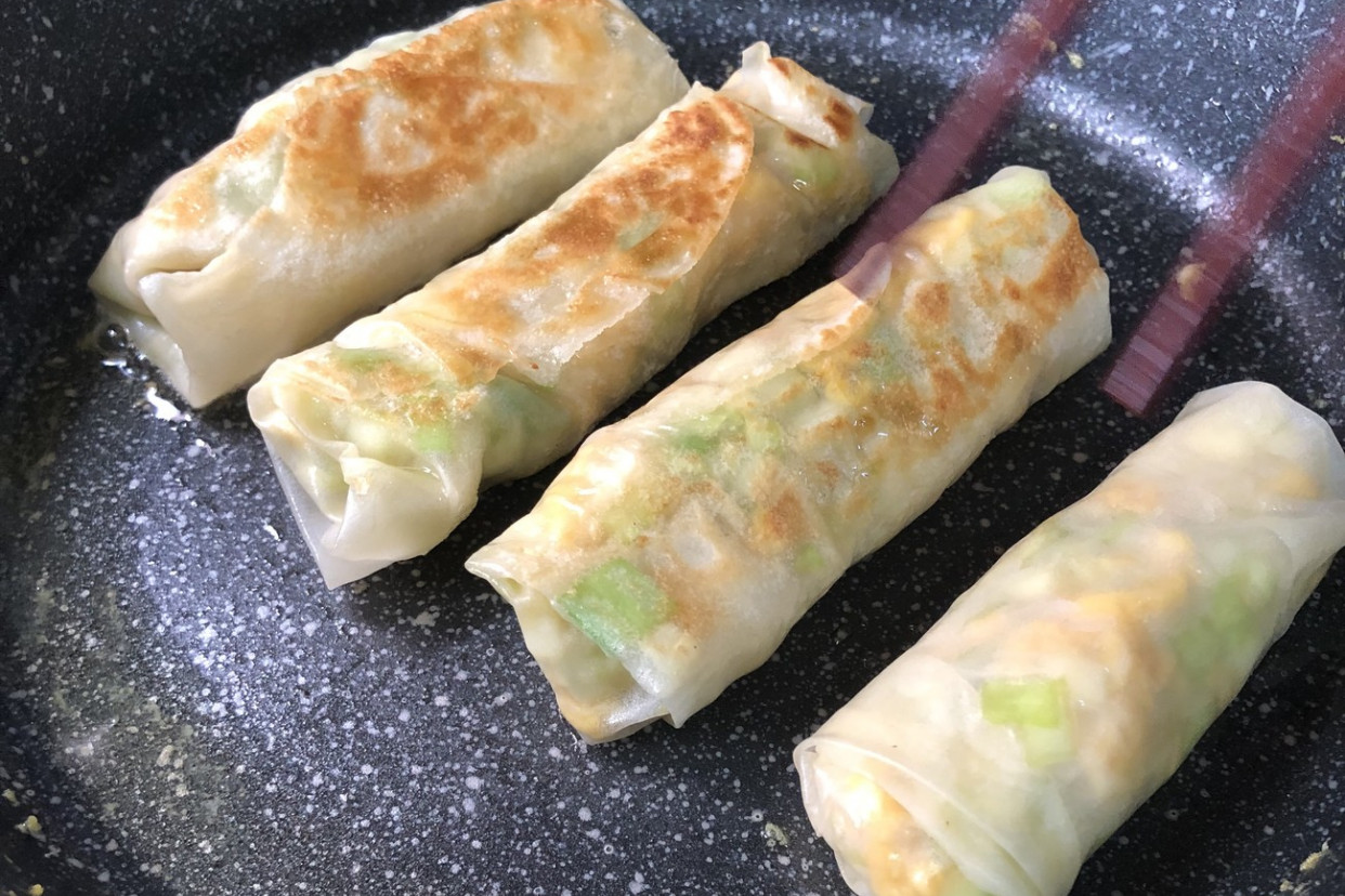 剩的饺子皮别扔这样做比春卷好吃,剩下的饺子皮怎么做才好吃