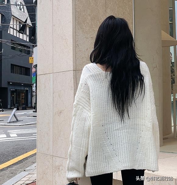 今年流行设计感毛衣,韩国设计款宽松毛衣