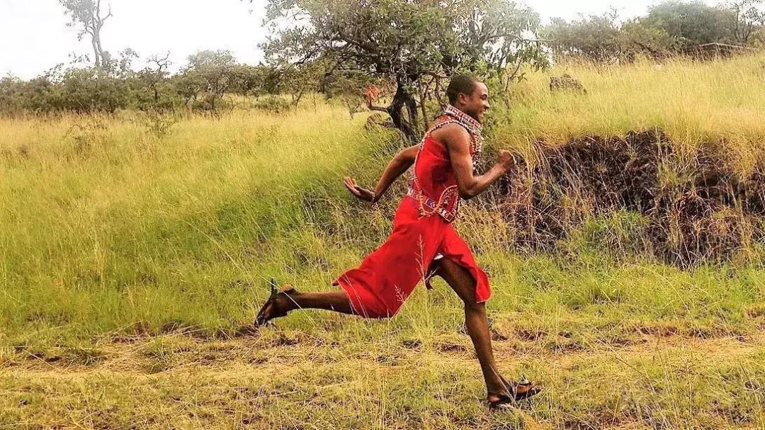 轮胎做成鞋？中国来的废轮胎，在非洲变成了人手一双的爆款潮鞋