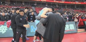 周琦受伤却反遭嘲讽他就这么罪无可赦？