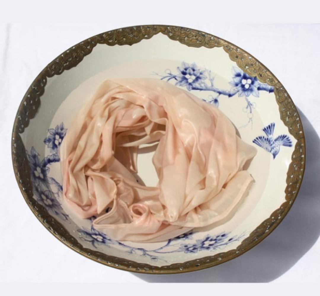 一位英国女人爱上东方文化，让穿丝绸睡衣，比晚礼服还高级