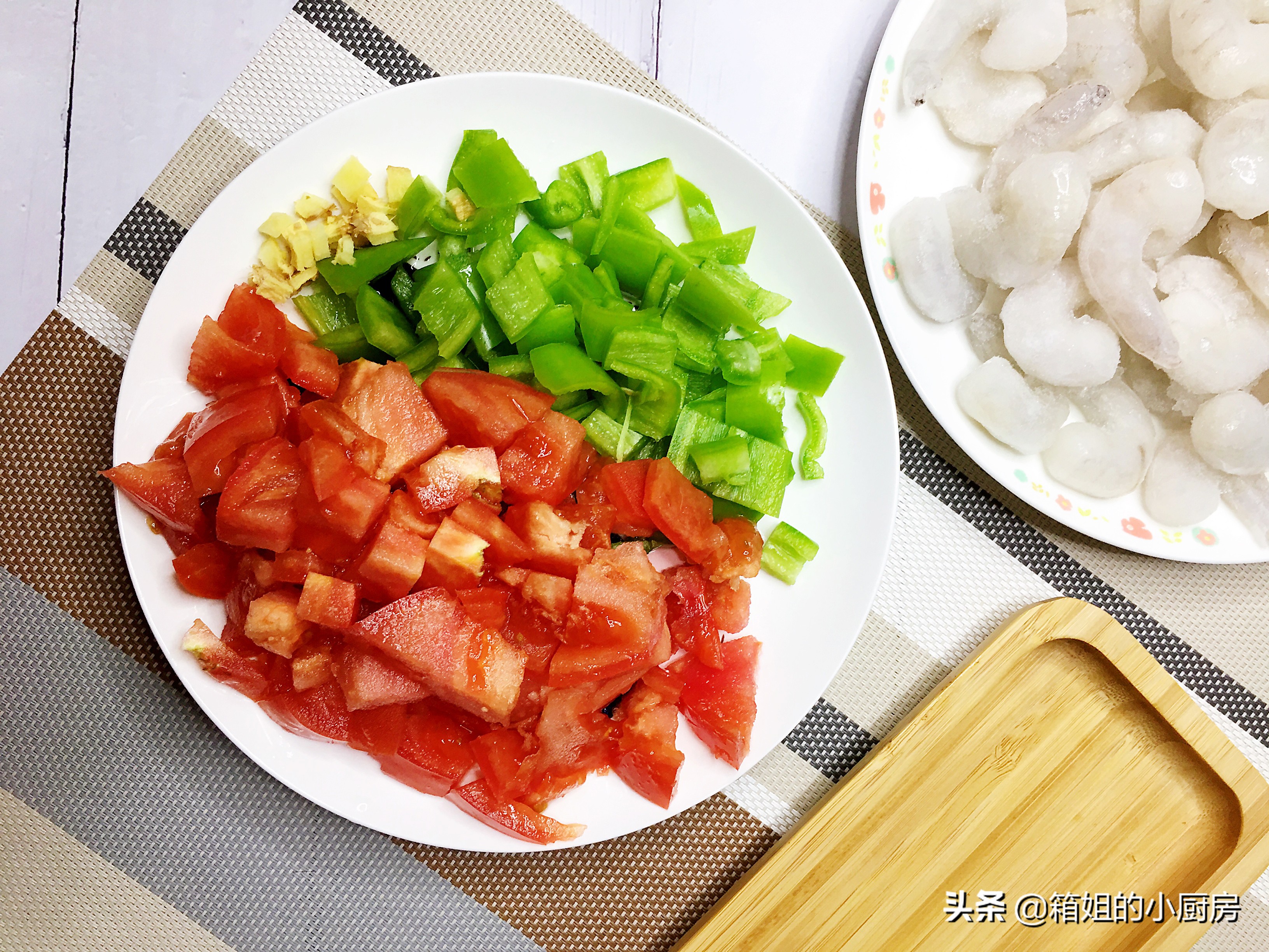 中午给大家分享一道西兰花炒虾仁,西红柿豆腐炒虾仁减脂