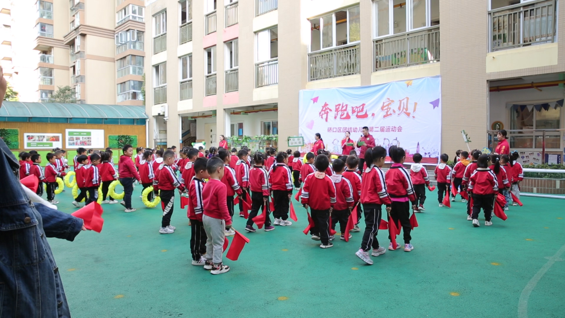 幼儿园小朋友踢足球照片,踢足球的萌娃小视频