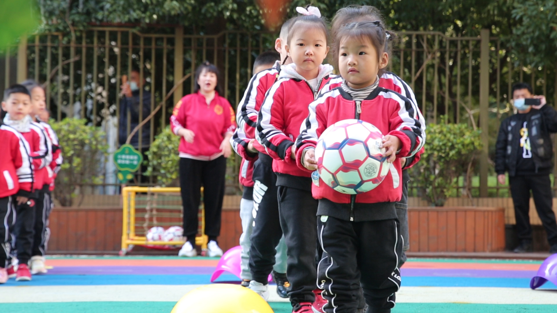 幼儿园小朋友踢足球照片,踢足球的萌娃小视频