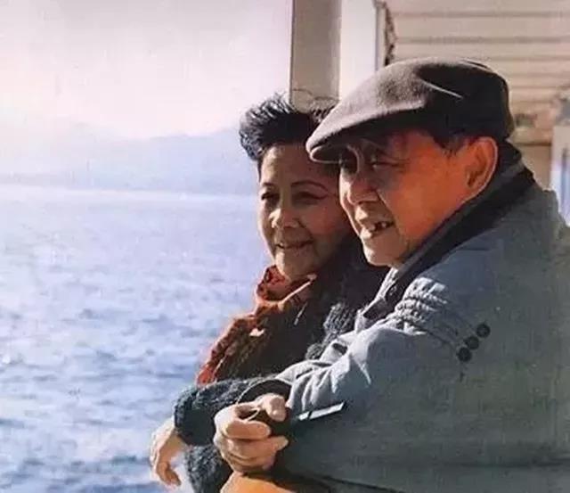 他96岁调侃这个世界，“趁我没死，快来夸我”，衣袖一挥暗香涌动