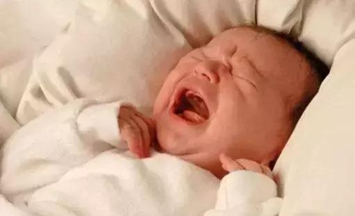 新生儿憋气小腿乱蹬是什么情况,新生儿憋气使劲踢腿哭闹