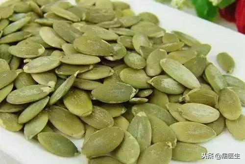 南瓜子每天吃多少有养生奇效,炒熟的南瓜子有何功效每天吃多少