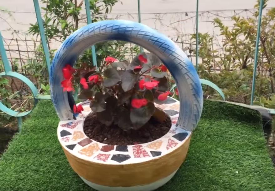 农村老爸把洗脚盆里灌水泥，做了个手提花盆，力气小的人还搬不动