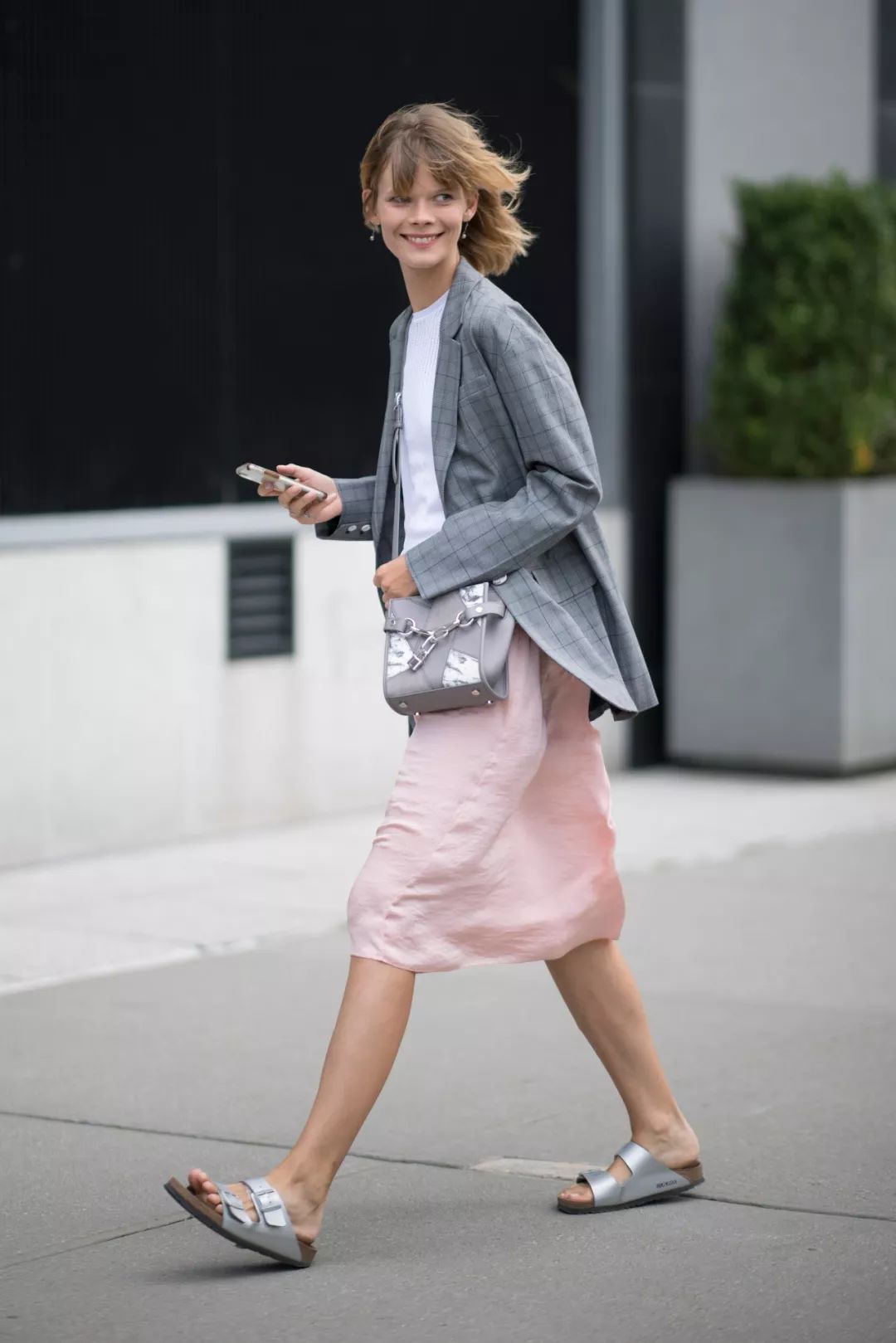 粉红色太减龄阿姨也能穿出少女感,一抹淡粉色该如何搭配更减龄