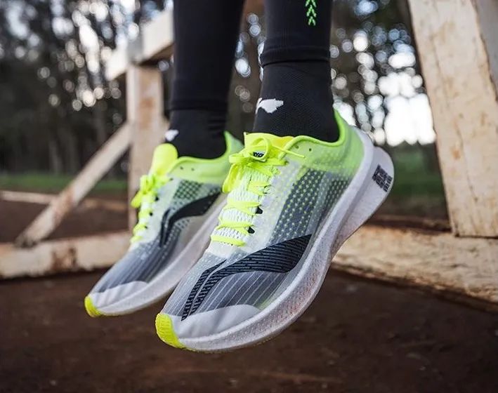 科技颜值跑鞋100到200元,䨻科技李宁跑鞋推荐