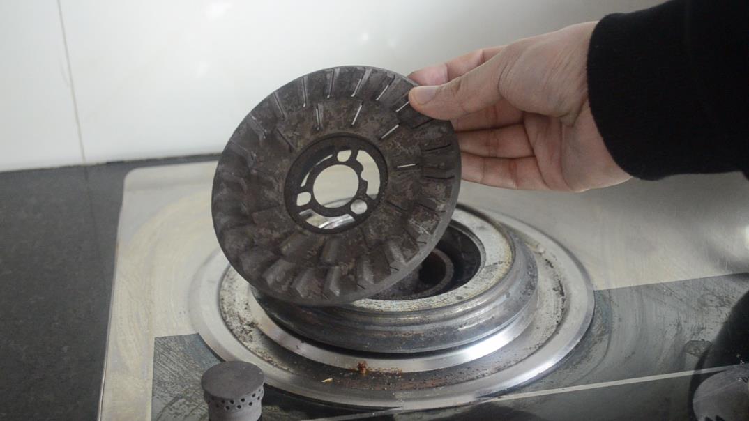 燃气灶出火不均匀怎么清理,燃气灶出火是红色怎么修理