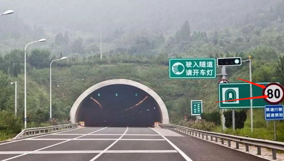 隧道里遇到龟速车,高速隧道遇到龟速行驶怎么处理