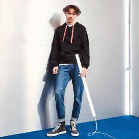 阿云嘎现身机场，184cm像超模身材，卫衣加牛仔裤穿出秀场感觉