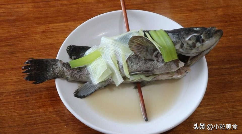 家宴上简单美味的清蒸石斑鱼,青石斑鱼除了清蒸还能怎么做