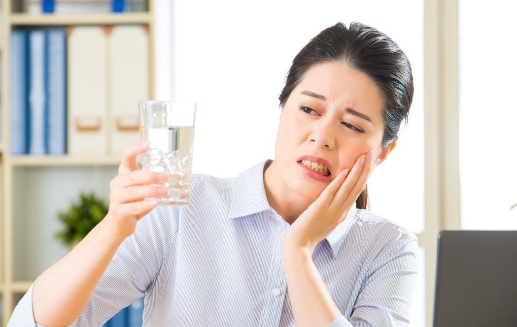 有口腔溃疡吃饭好疼,长了口腔溃疡张嘴痛咽也疼