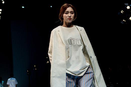 李圣经粉色衣服走秀,李圣经走秀照片