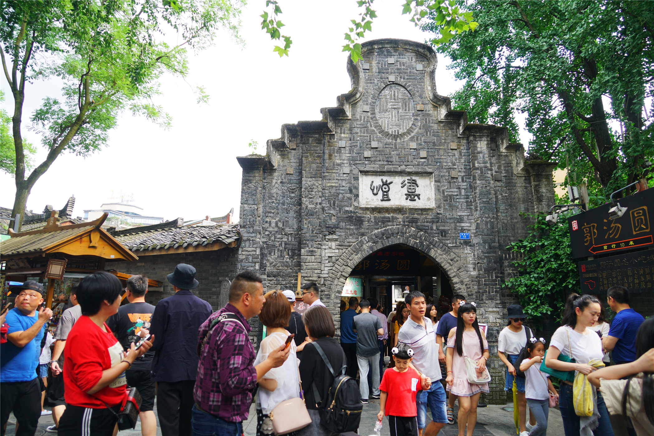 宽窄巷子寻觅成都最美街巷,成都宽窄巷子边