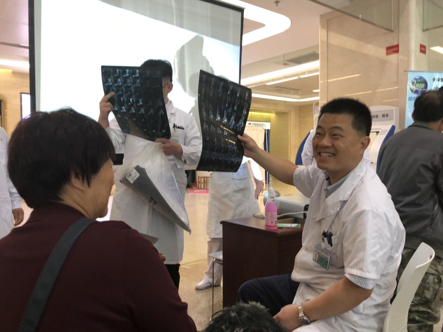 崴脚后六种情况应尽快就医,崴脚没人照顾