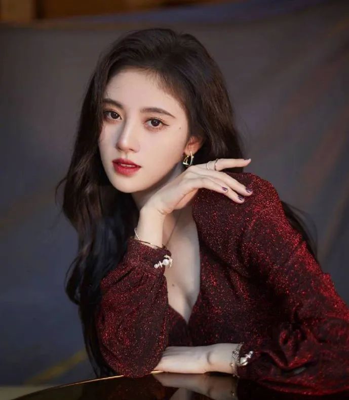 肤色暗沉的女生适合穿什么色彩,肤色偏黑女孩适合用什么色号口红