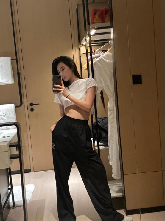 白色t恤尽显优美马甲线，可爱女孩方圆，让运动成为生活中的习惯