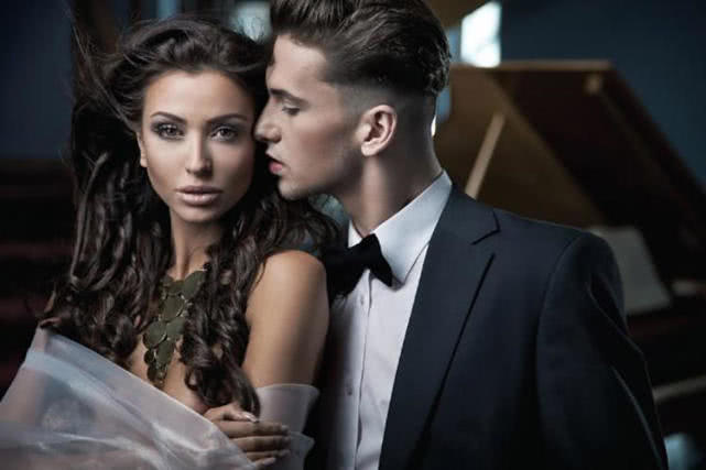 当一个女人面对两个男人很爱的人,一个女人面对爱情很懦弱