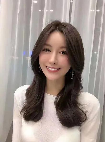 适合发际线低圆脸宽脸女生的发型,适合脸小额头窄长脸型的发型