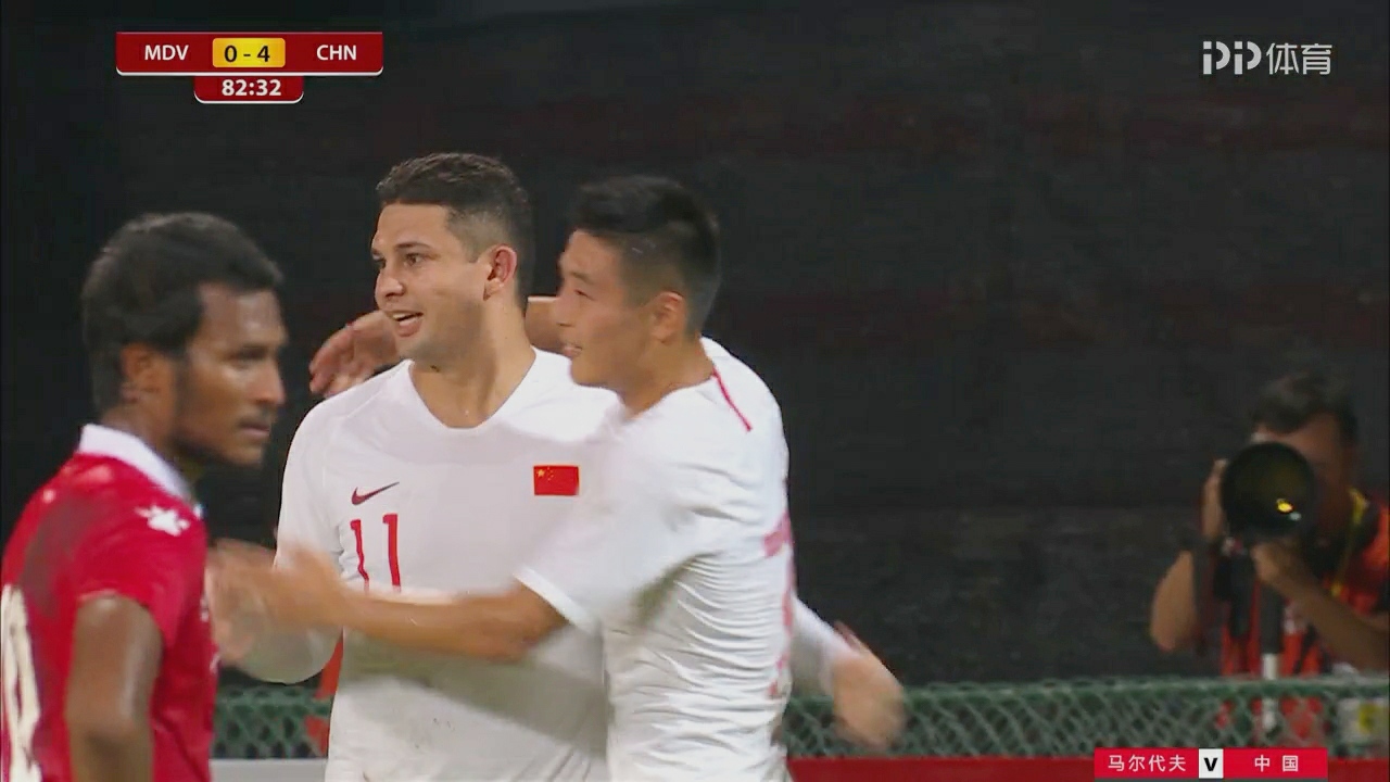 满眼都客队的球迷和广告,裁判也不待见,这到底是谁的主场?