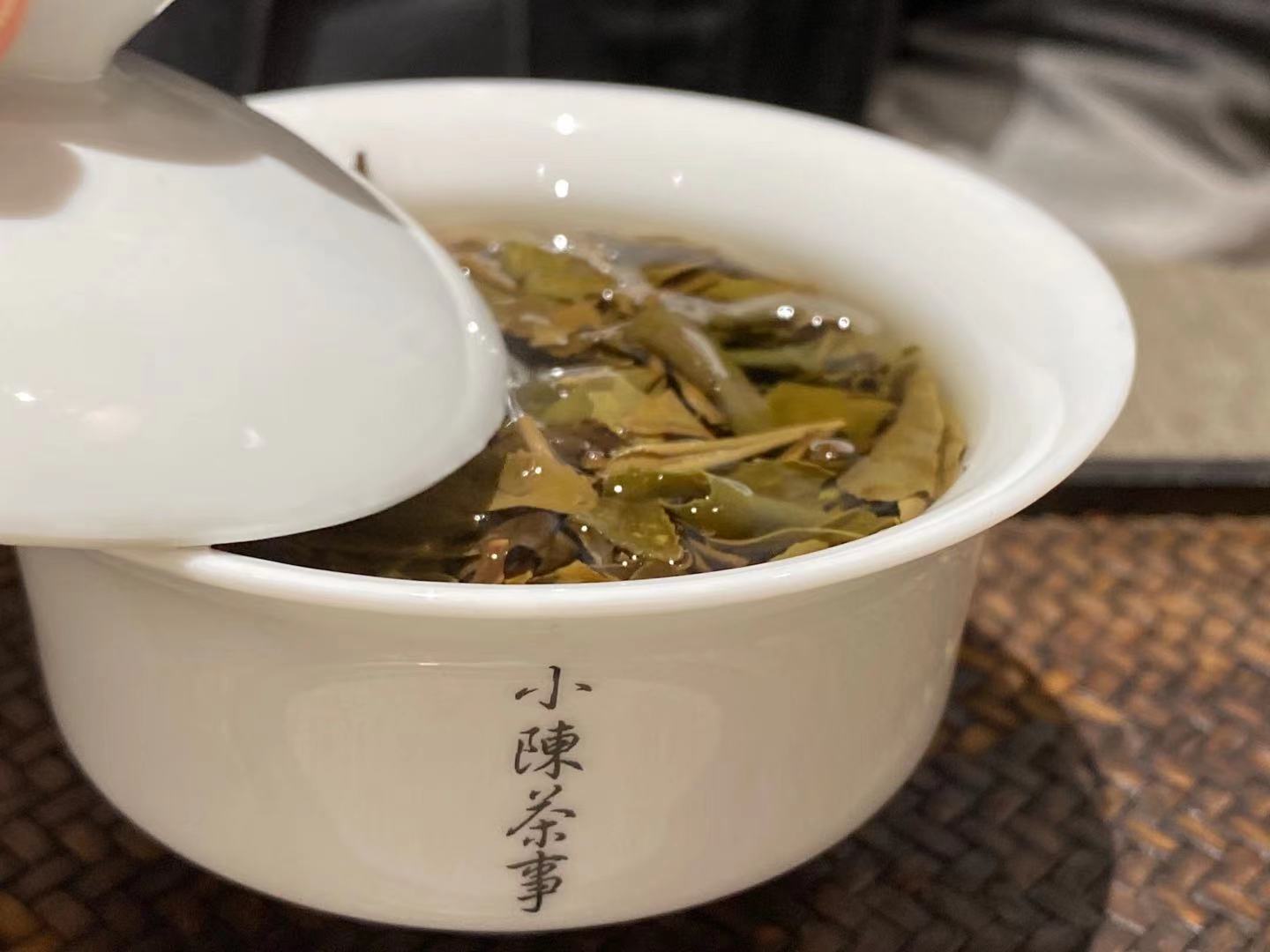 茶友们所热捧的老白茶究竟是什么,为什么有的白茶怎么泡都不苦涩