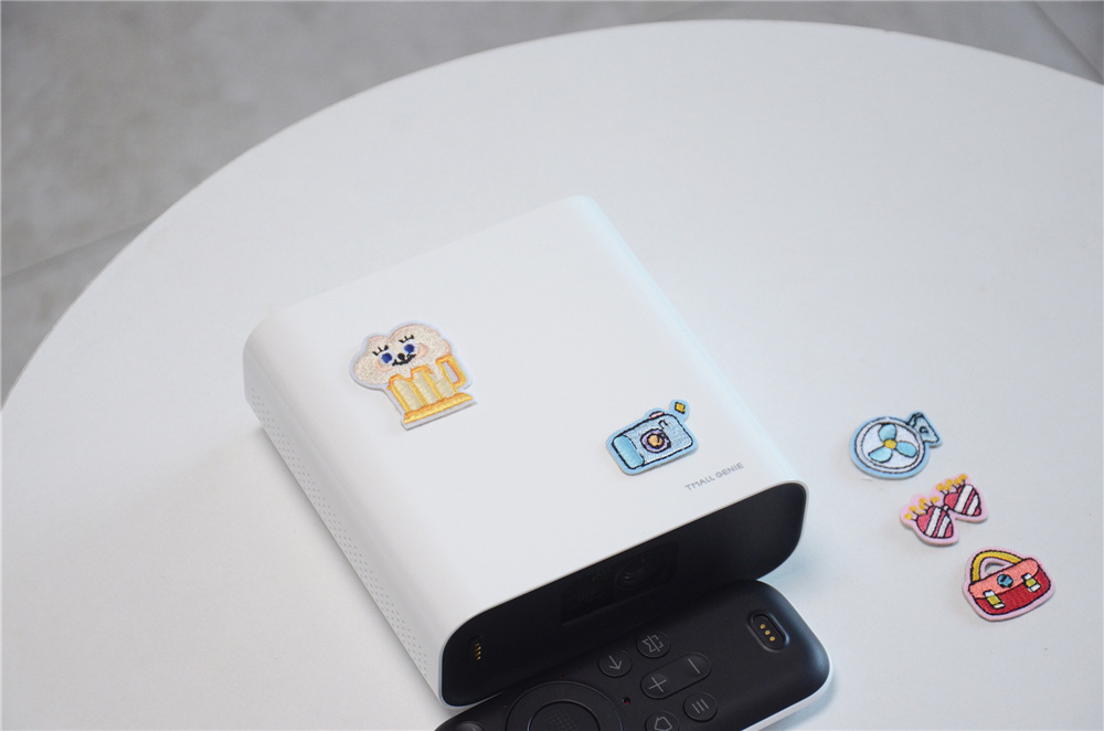 将电影院放进口袋里？天猫精灵“小白盒”便携智能投影仪评测