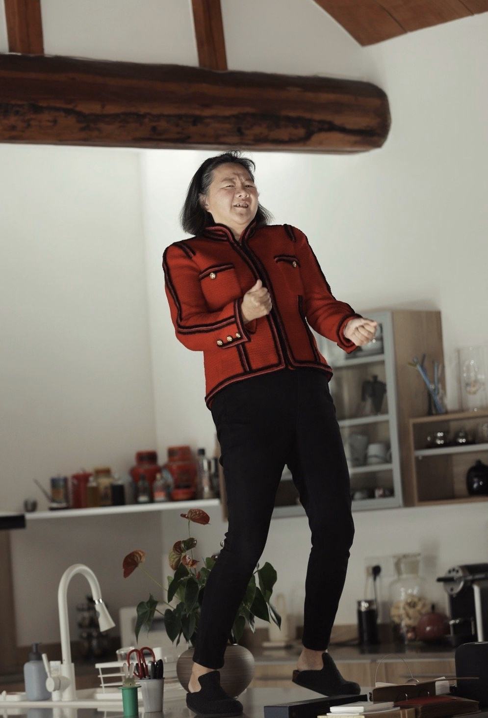 华为小公主和洪晃隔空撞衫，一个秀豪宅外的雪山，一个豪宅里遛狗