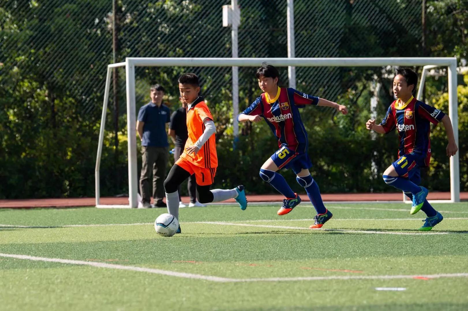 第七届“中华杯”校园足球联赛开幕足球小将绿茵展风采