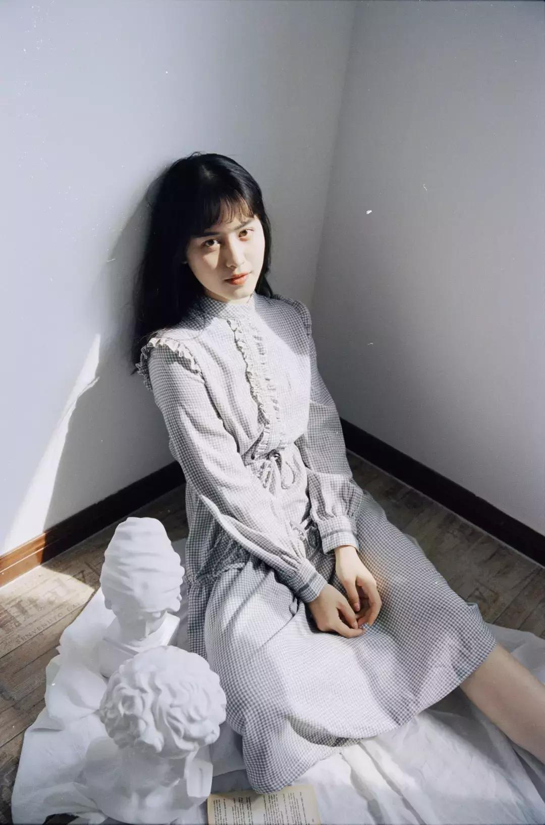 如何居家拍出自然写真照 (在家自己怎么拍出好看的照片写真)