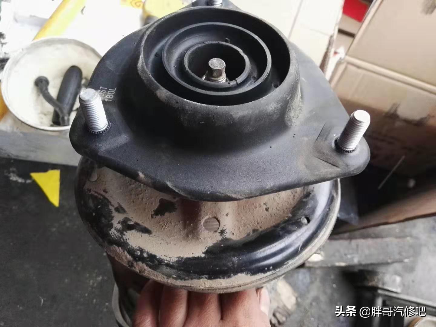 和悦RS检查时减震器意外脱落，吓的胖哥哆嗦一下