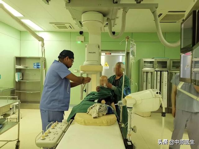 温馨的静脉输液港：为2岁化疗患儿提供长期静脉通道，不影响洗澡