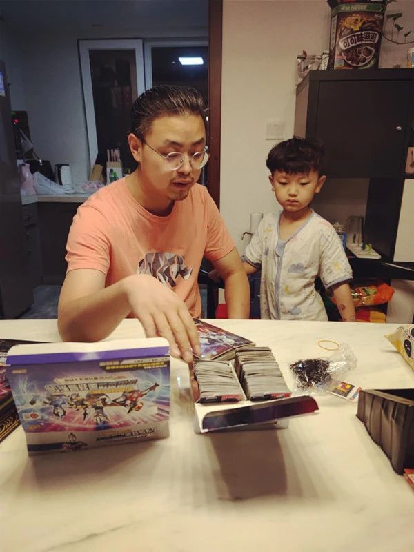 奥特曼卡片是雷霆还是黑钻版,奥特曼卡片到底要不要买呢