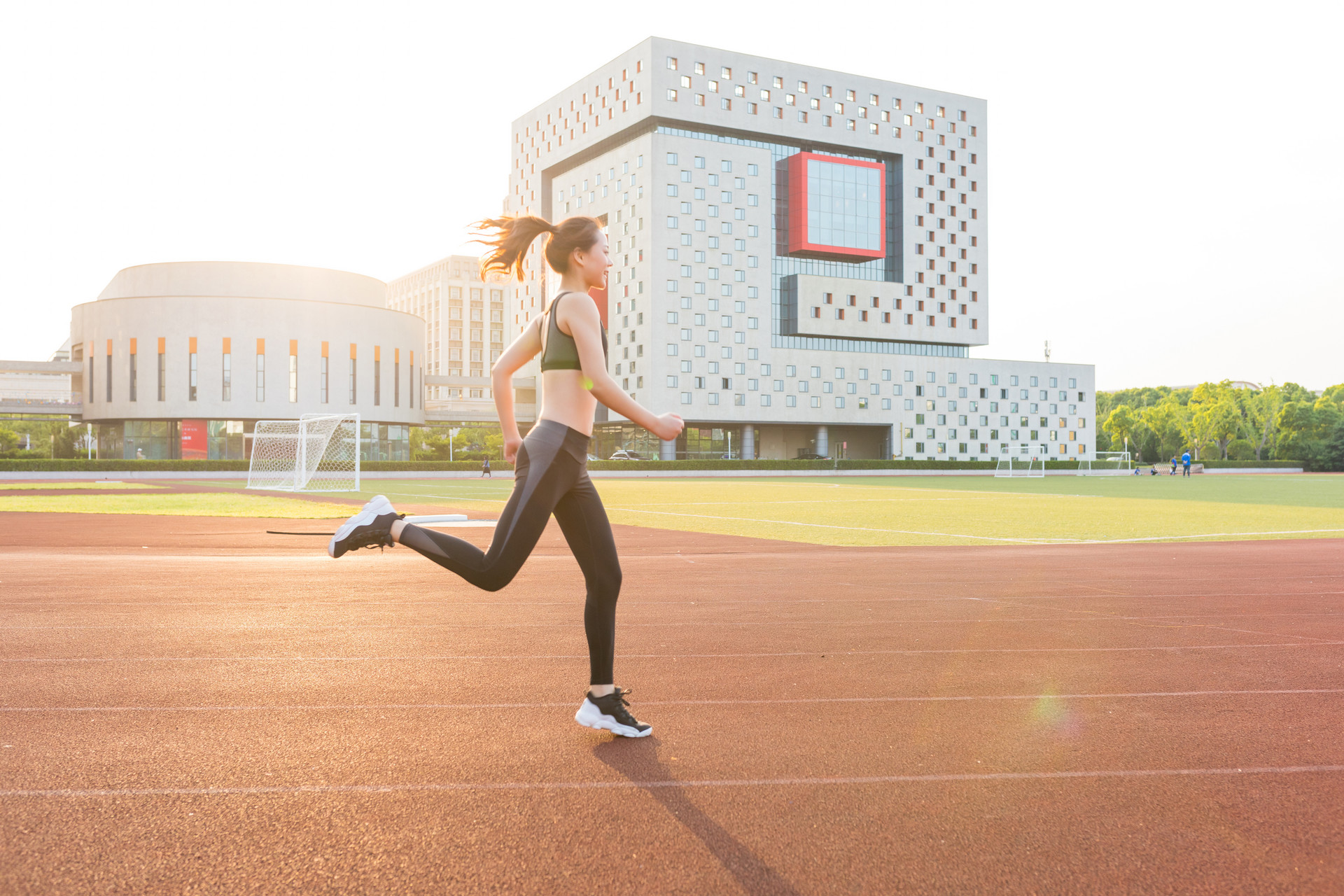 人这一辈子可不可以没有朋友,人的一生是不能缺少对手的