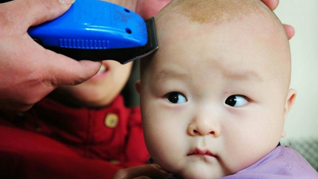 天热,没满月的宝宝满头大汗,宝妈出奇招!网友:不能剃头吗?