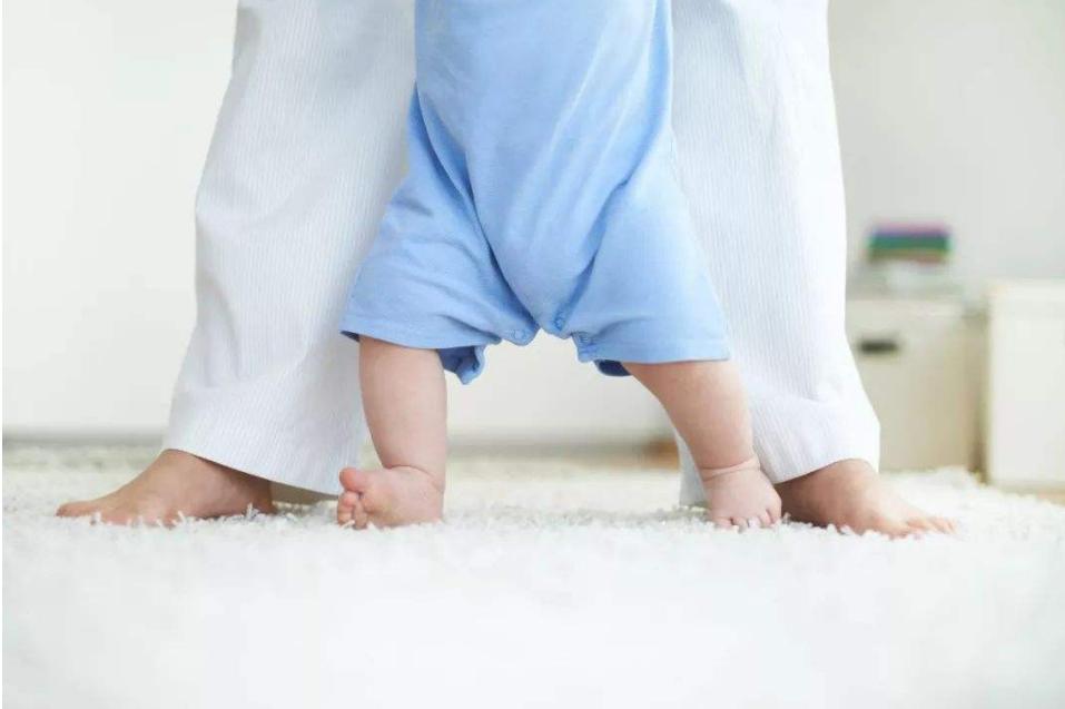 小孩光脚对身体有好处吗,宝宝在家光脚走路对足弓发育好吗