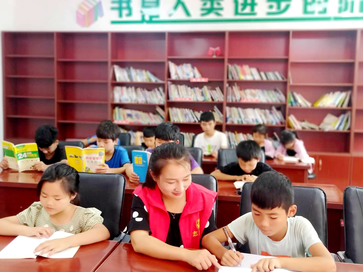 离家在外如何对待留守儿童,孩子是留守儿童父母应该这样做