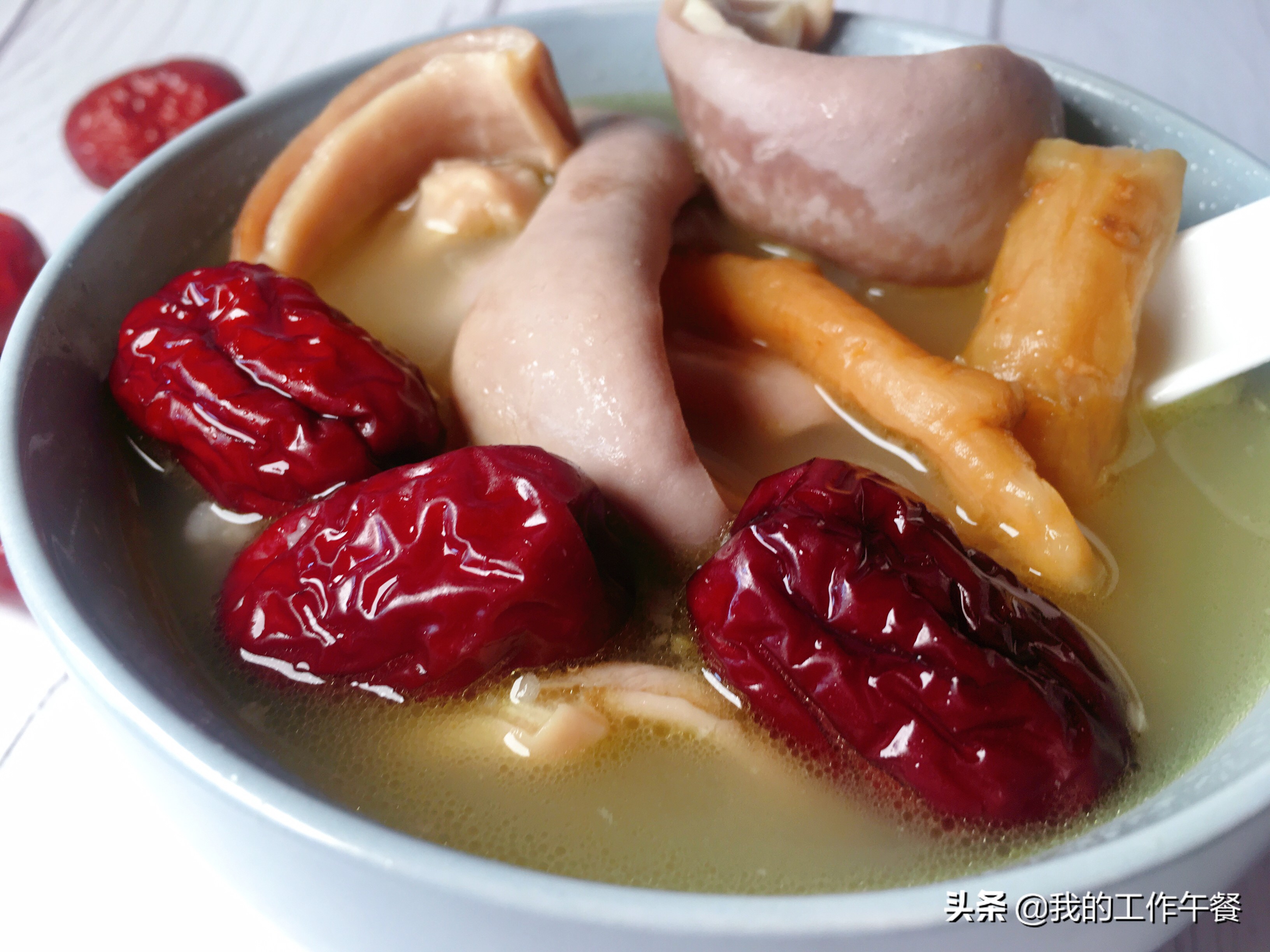 冬天来碗猪肚鸡汤暖身又养胃,秋季如何煲猪肚鸡汤好喝