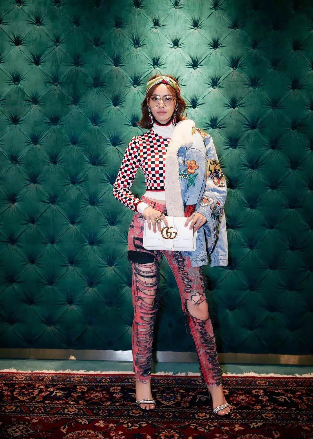 购买新款女性包包,女子买新包