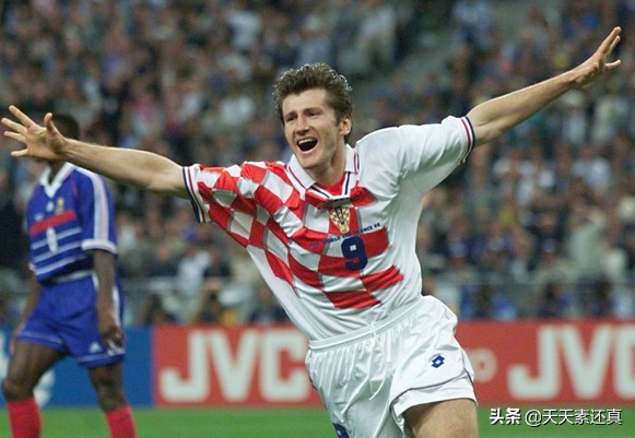 新世纪有两个黄金一代被吹捧为本国史上最强，但成绩都远低于预期