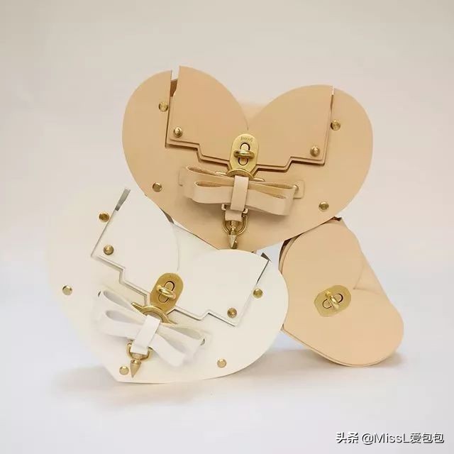 天热了买件衣服,天热了该买什么衣服呀