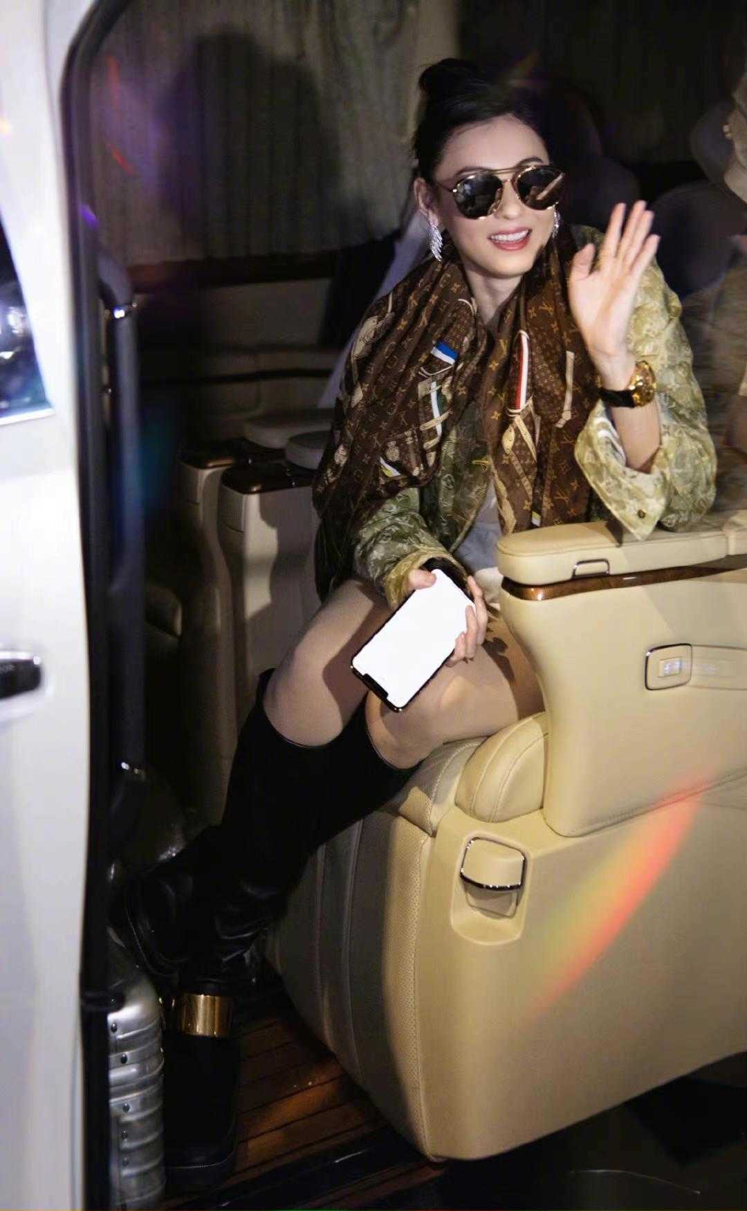 张柏芝穿皮衣怎么搭配 (张柏芝穿格子西装搭配长裙)