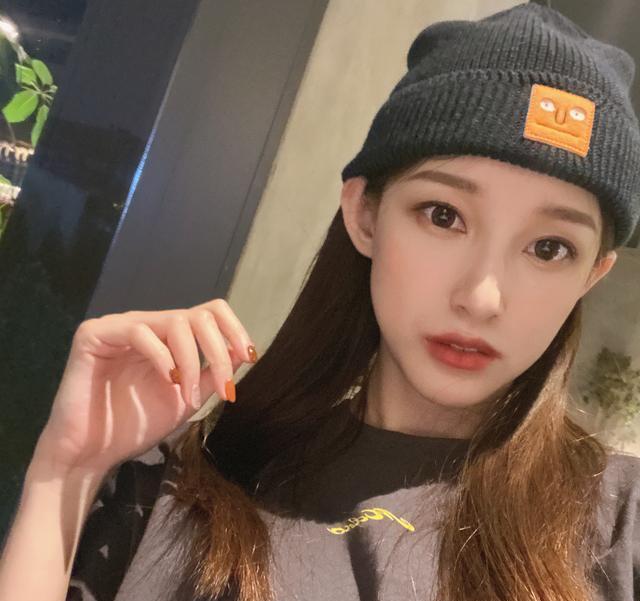 央视董卿接班人马凡舒，穿着扑克卫衣玩下衣失踪，很有烟火气